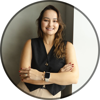 Foto de Dra Larissa Assis, de óculos e jaleco branco